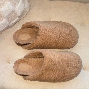 IB Iby Beauty Comfy Tan Fuzzy Slippers